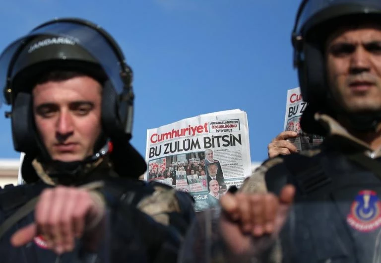 Η δικαιοσύνη του Ερντογάν… Καταδικάστηκαν οι «τρομοκράτες» δημοσιογράφοι της Cumhuriyet